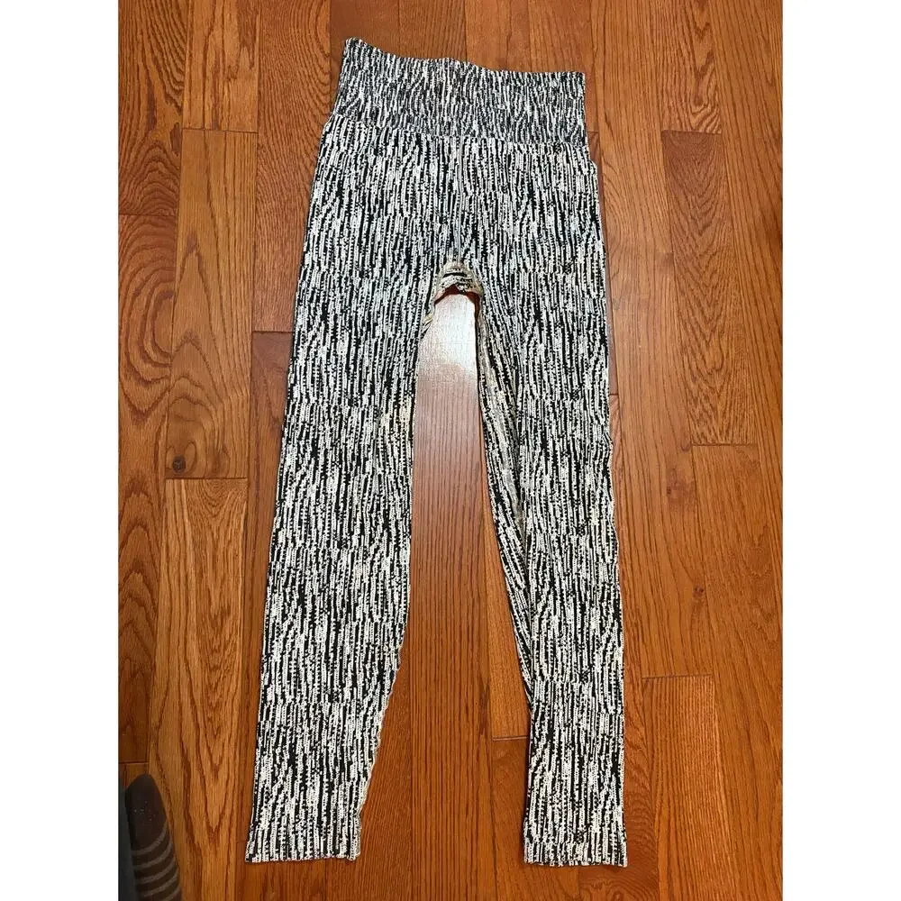 Athleta Flurry Elemental Tight in Snowscape Black/Bright White Size Small - Picture 3 of 6